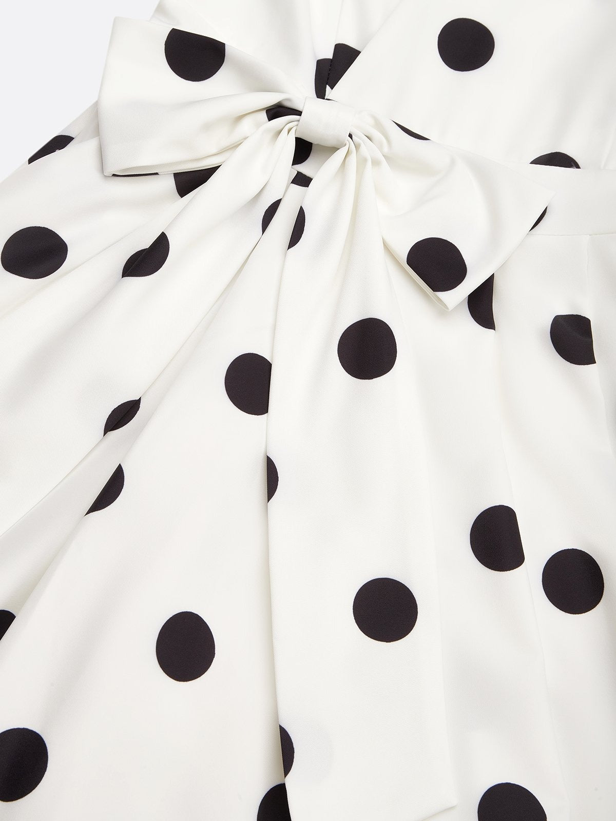 Vestido midi clásico blanco y negro de lunares con mangas francesas