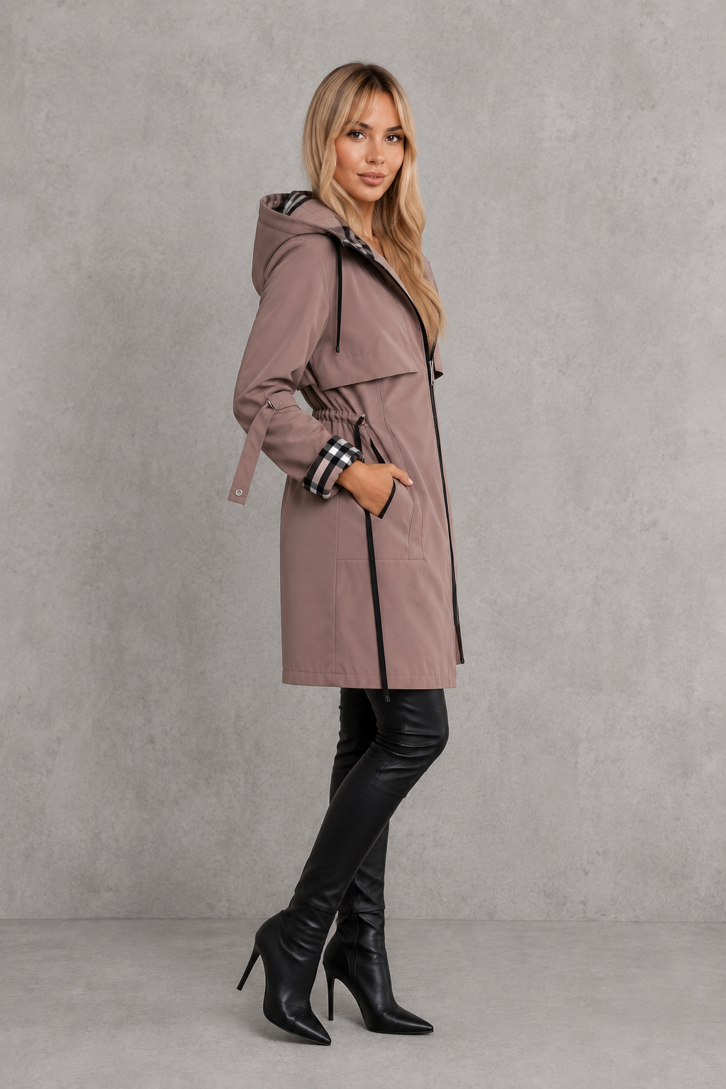 Mabel | Sofisticada Chaqueta Impermeable con Capucha y Ribete de Cuadros