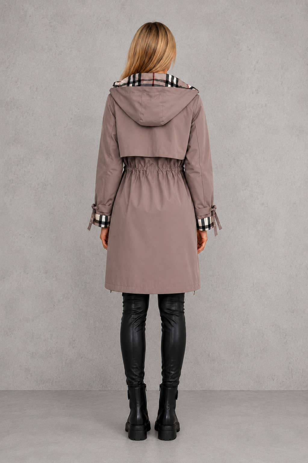 Mabel | Sofisticada Chaqueta Impermeable con Capucha y Ribete de Cuadros