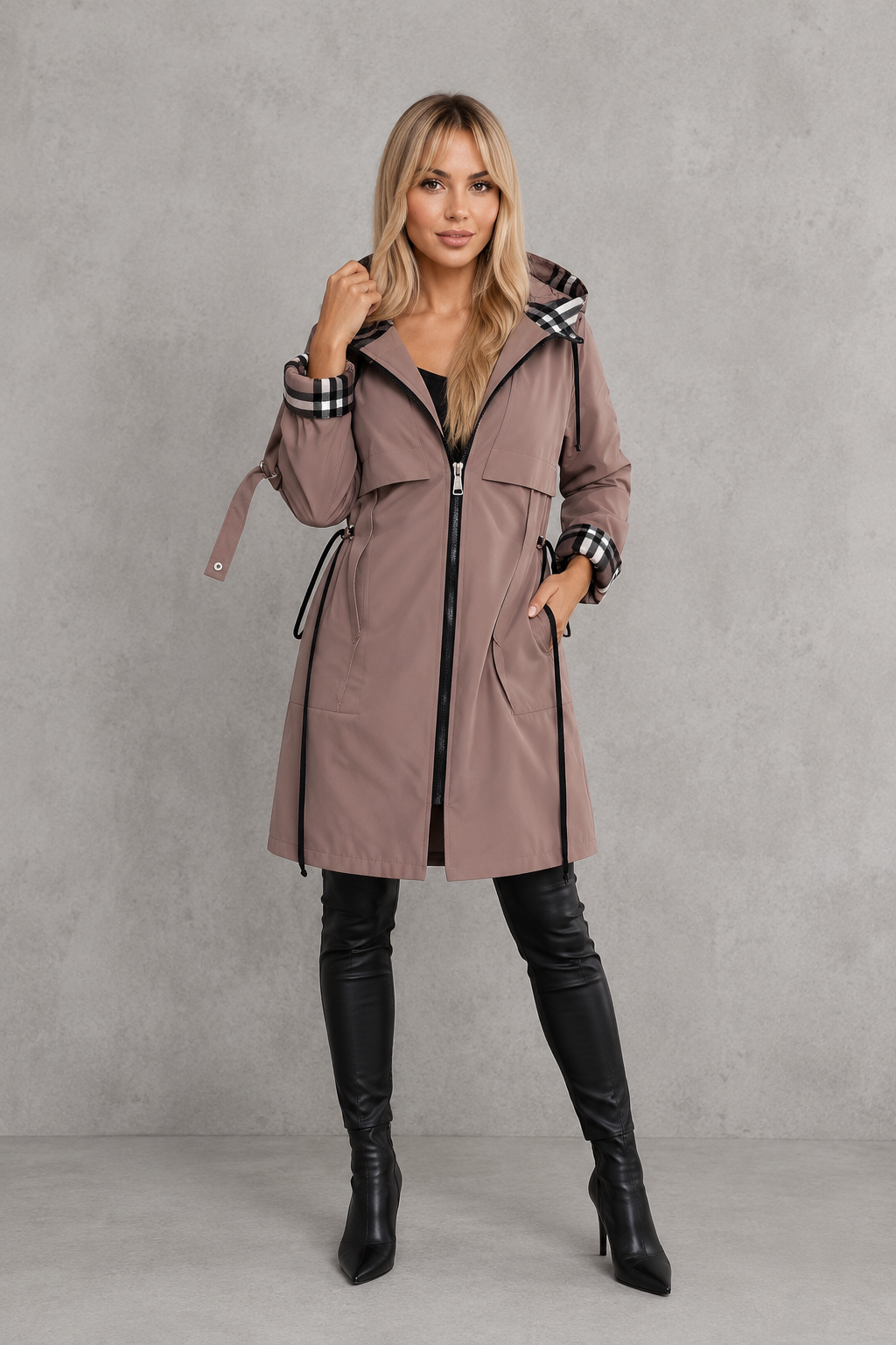 Mabel | Sofisticada Chaqueta Impermeable con Capucha y Ribete de Cuadros