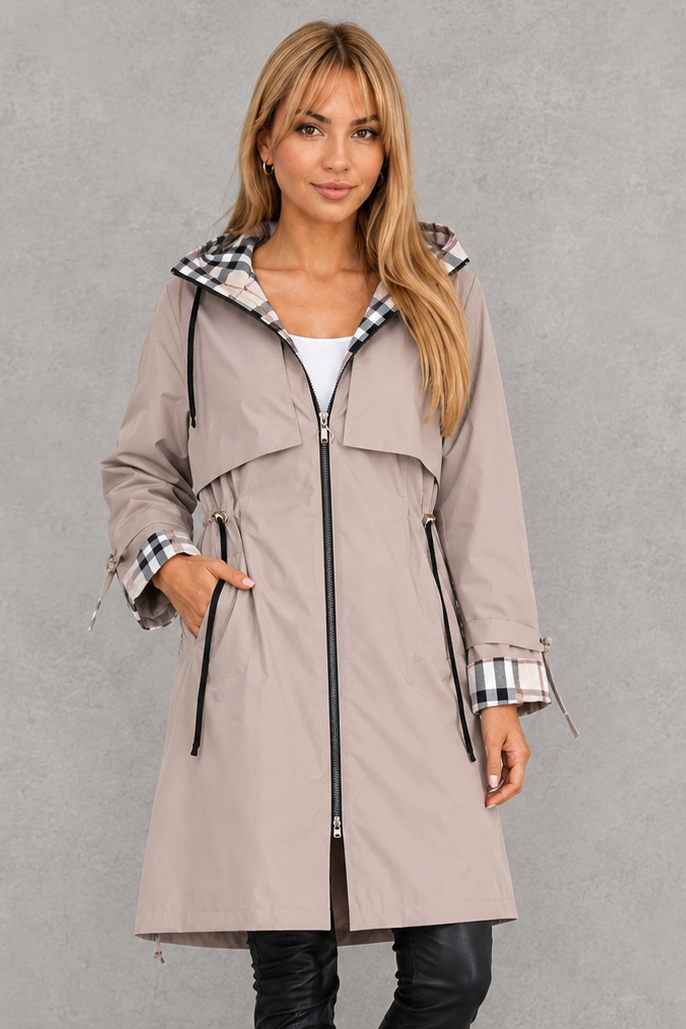 Mabel | Sofisticada Chaqueta Impermeable con Capucha y Ribete de Cuadros