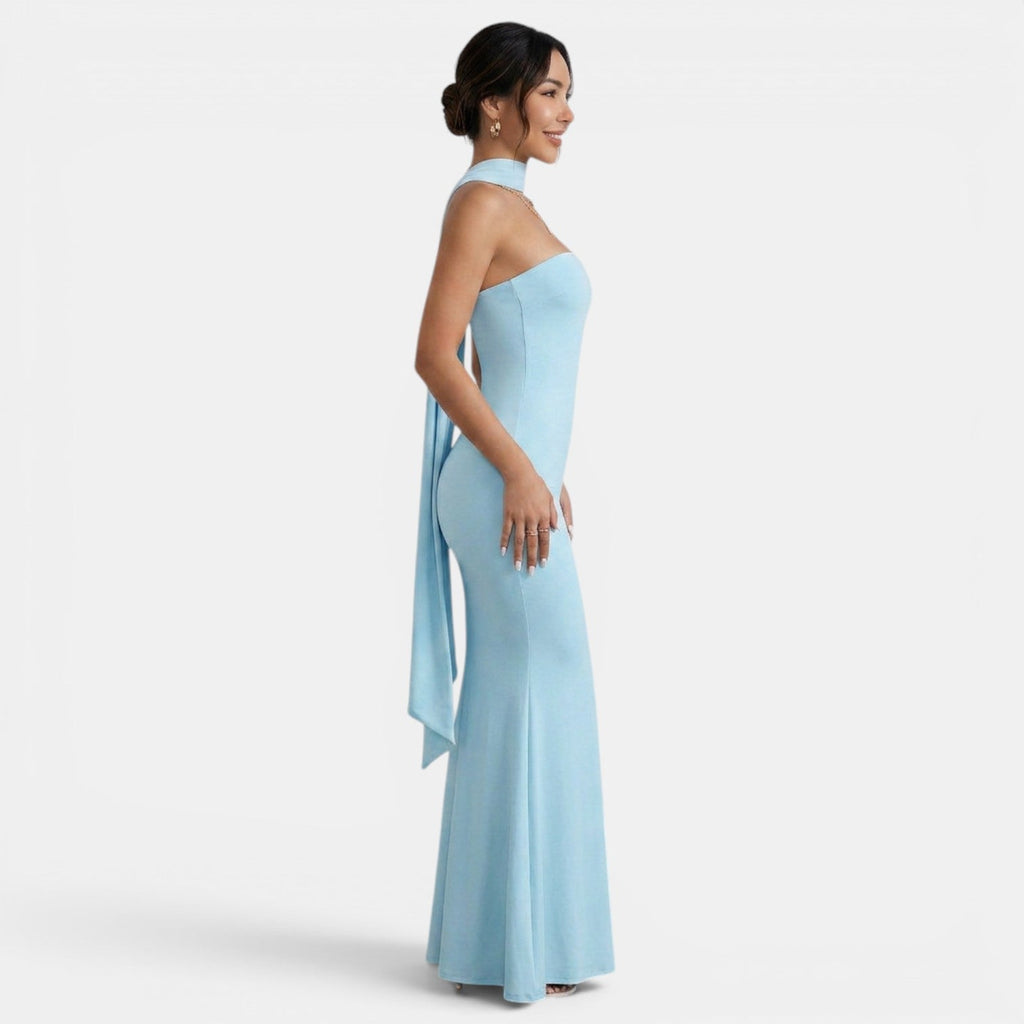 Refinado vestido largo de fiesta de invitada de boda con corte sirena y cuello halter | Maxi