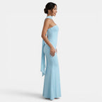 Refinado vestido largo de fiesta de invitada de boda con corte sirena y cuello halter | Maxi