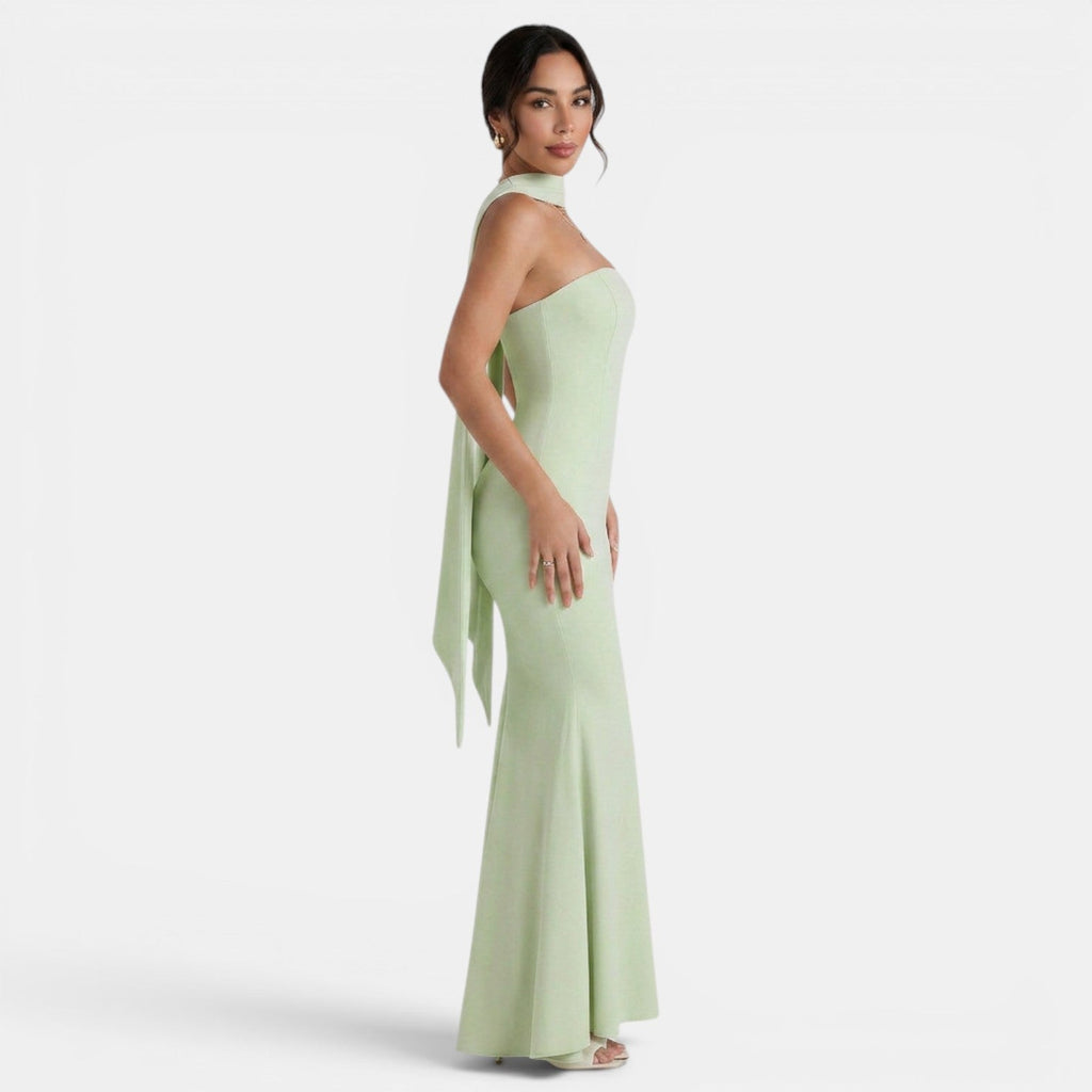 Refinado vestido largo de fiesta de invitada de boda con corte sirena y cuello halter | Maxi