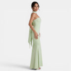 Refinado vestido largo de fiesta de invitada de boda con corte sirena y cuello halter | Maxi