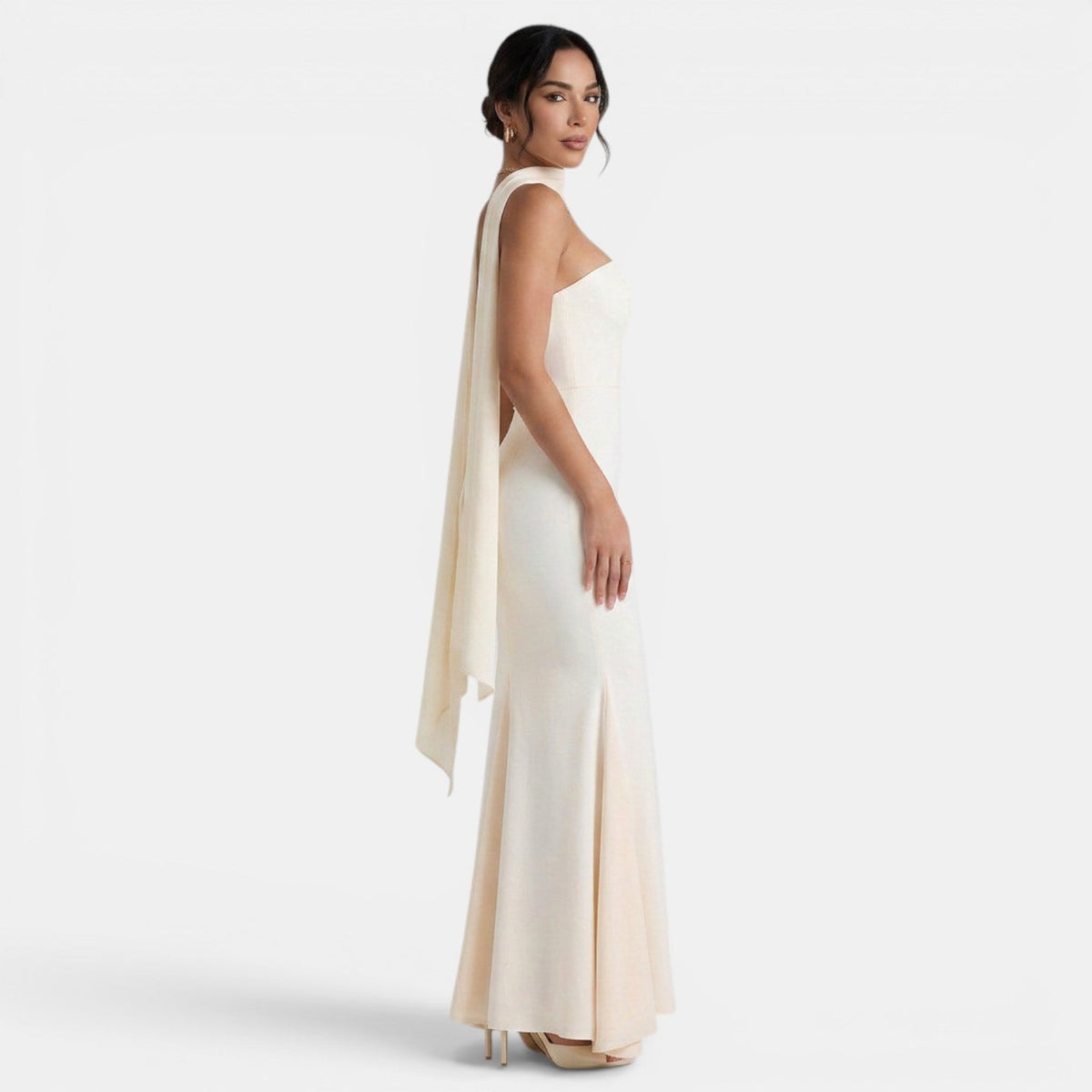 Refinado vestido largo de fiesta de invitada de boda con corte sirena y cuello halter | Maxi