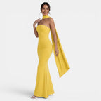 Refinado vestido largo de fiesta de invitada de boda con corte sirena y cuello halter | Maxi