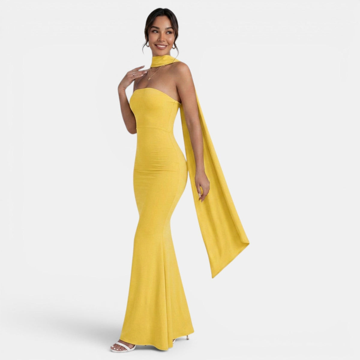 Refinado vestido largo de fiesta de invitada de boda con corte sirena y cuello halter | Maxi