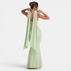 Refinado vestido largo de fiesta de invitada de boda con corte sirena y cuello halter | Maxi