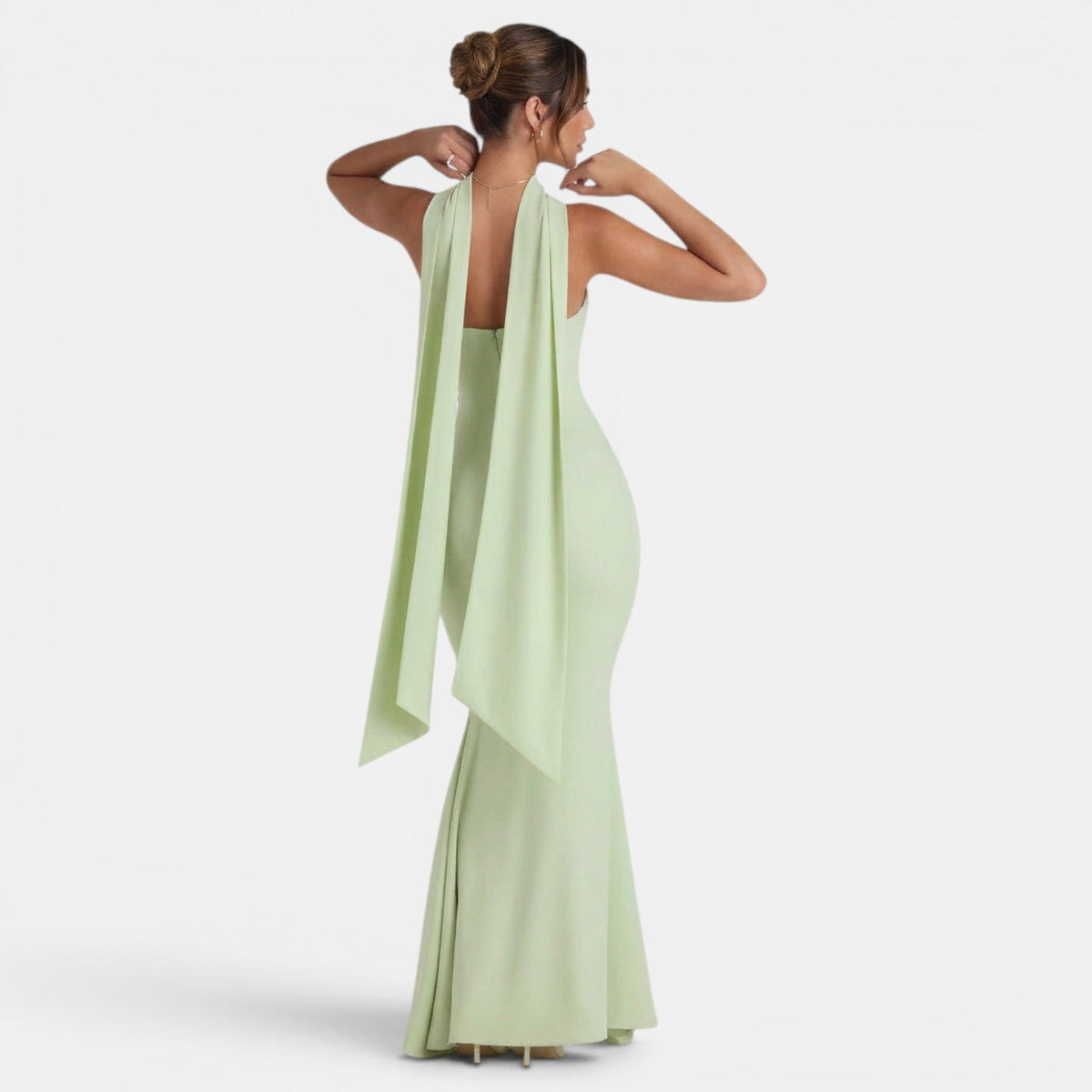 Refinado vestido largo de fiesta de invitada de boda con corte sirena y cuello halter | Maxi