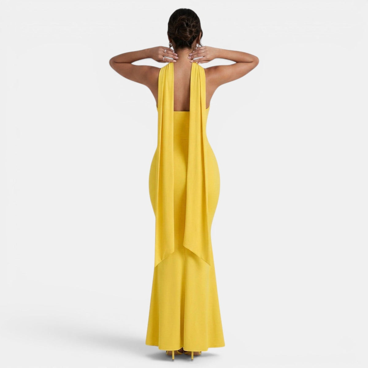 Refinado vestido largo de fiesta de invitada de boda con corte sirena y cuello halter | Maxi