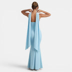 Refinado vestido largo de fiesta de invitada de boda con corte sirena y cuello halter | Maxi