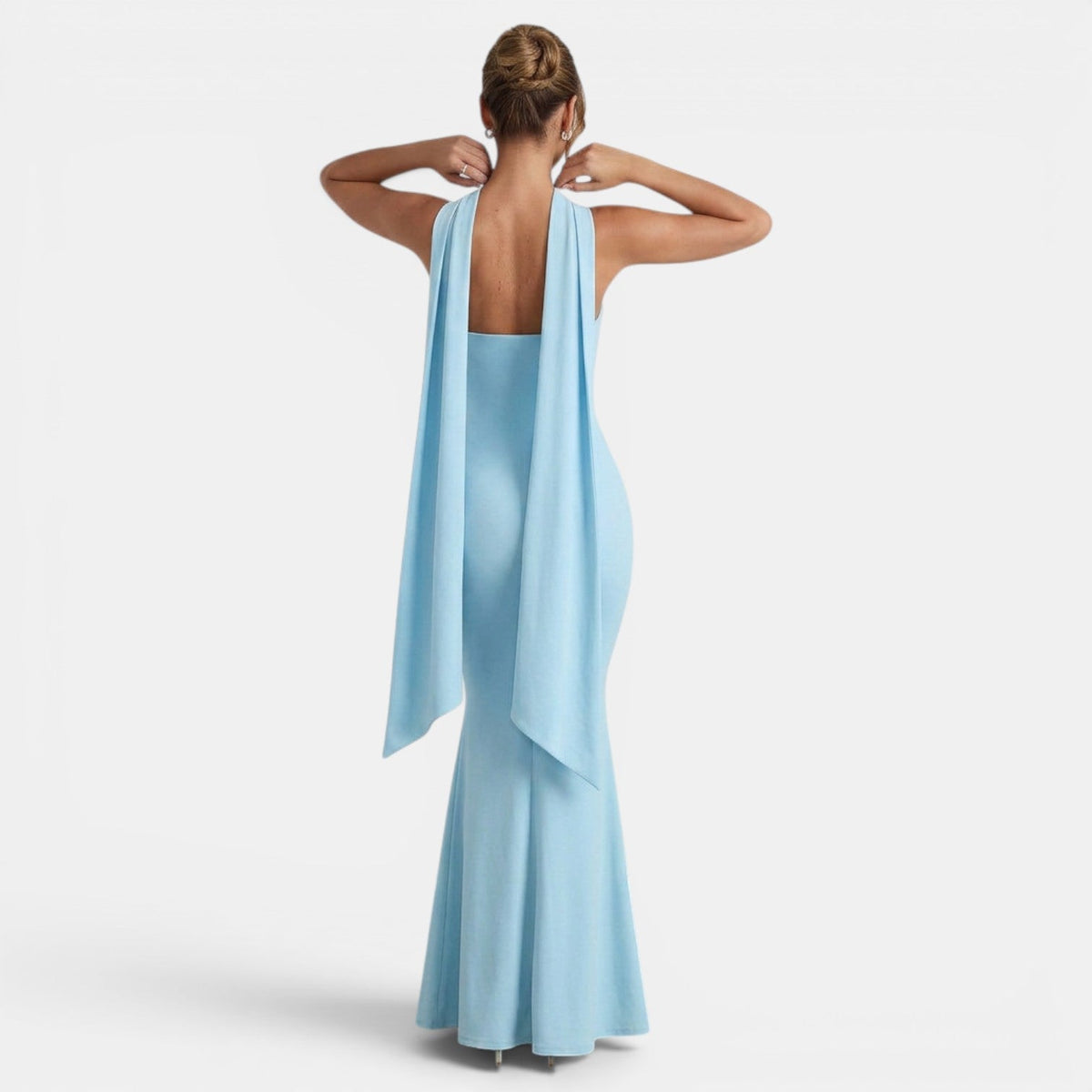 Refinado vestido largo de fiesta de invitada de boda con corte sirena y cuello halter | Maxi