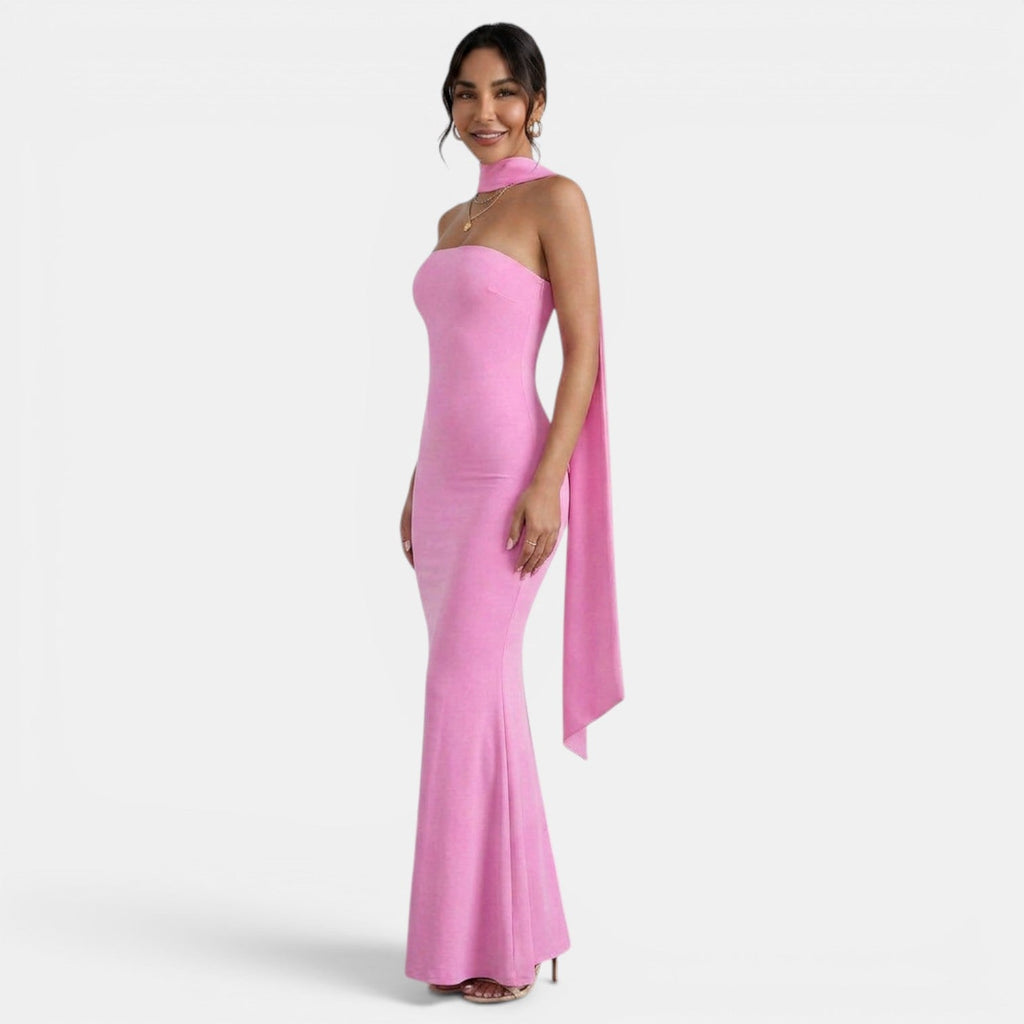 Refinado vestido largo de fiesta de invitada de boda con corte sirena y cuello halter | Maxi