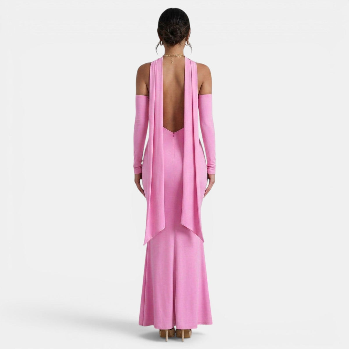 Refinado vestido largo de fiesta de invitada de boda con corte sirena y cuello halter | Maxi