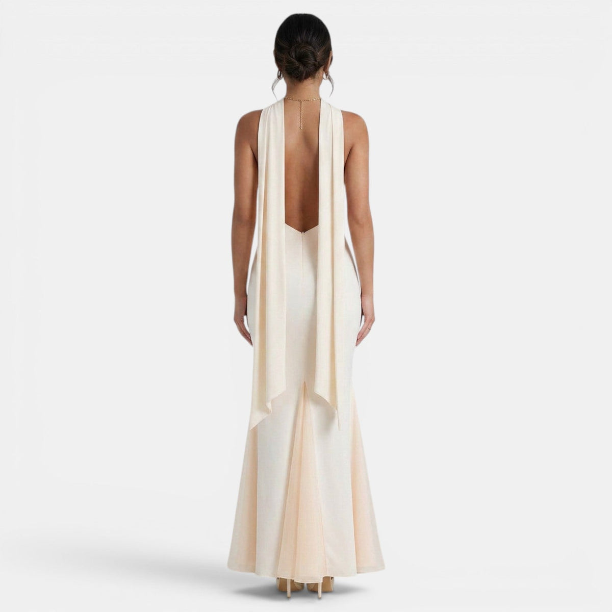 Refinado vestido largo de fiesta de invitada de boda con corte sirena y cuello halter | Maxi