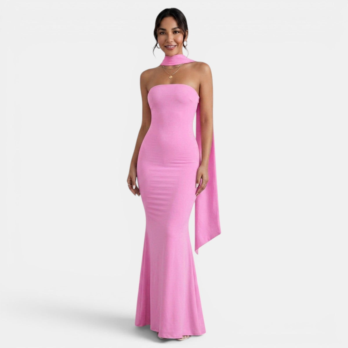Refinado vestido largo de fiesta de invitada de boda con corte sirena y cuello halter | Maxi