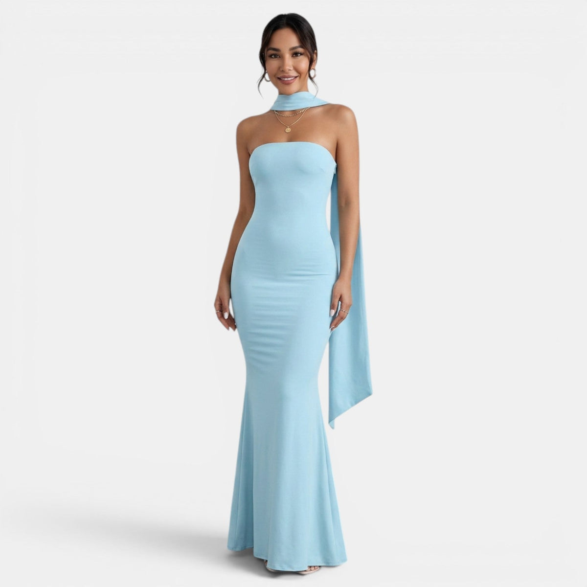 Refinado vestido largo de fiesta de invitada de boda con corte sirena y cuello halter | Maxi