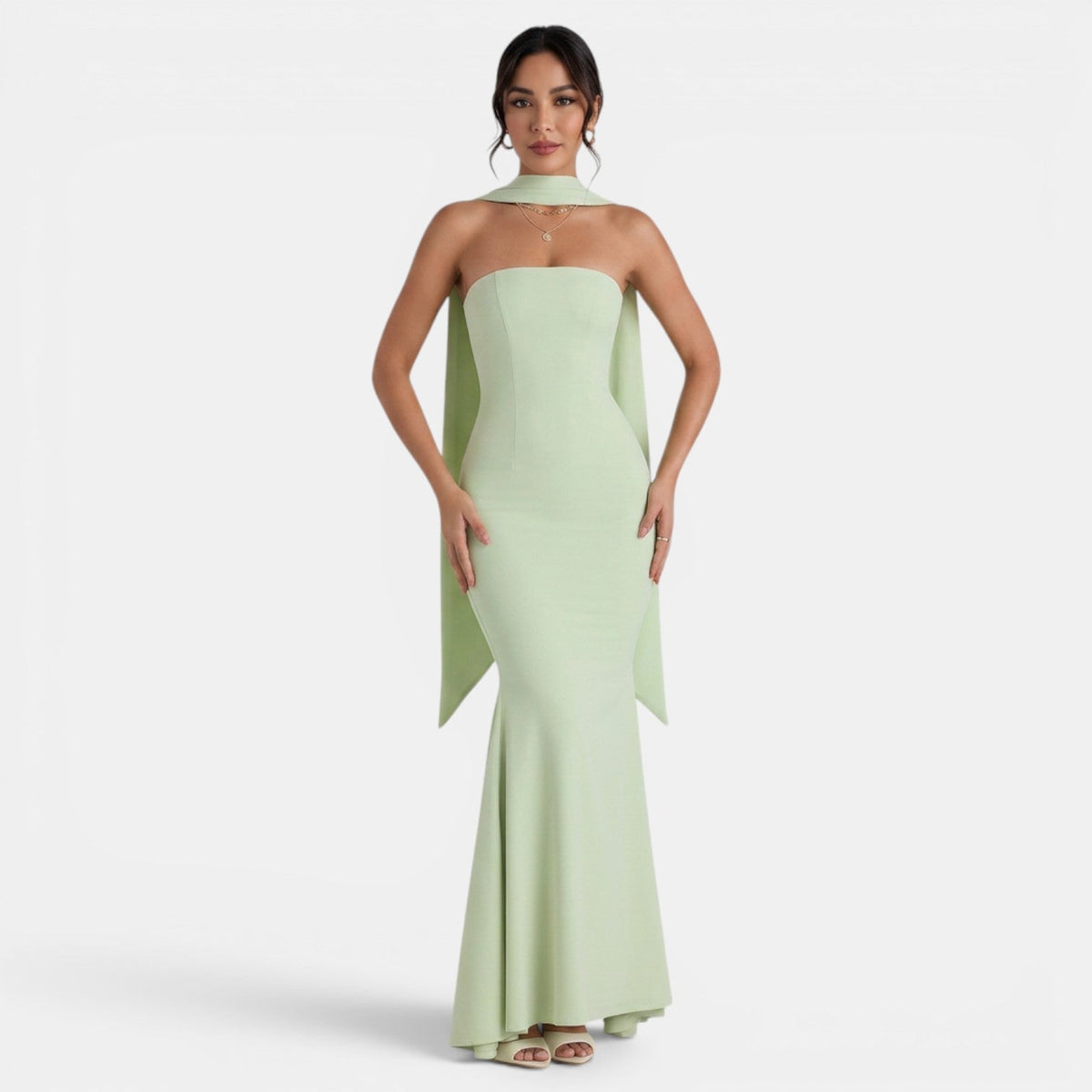 Refinado vestido largo de fiesta de invitada de boda con corte sirena y cuello halter | Maxi