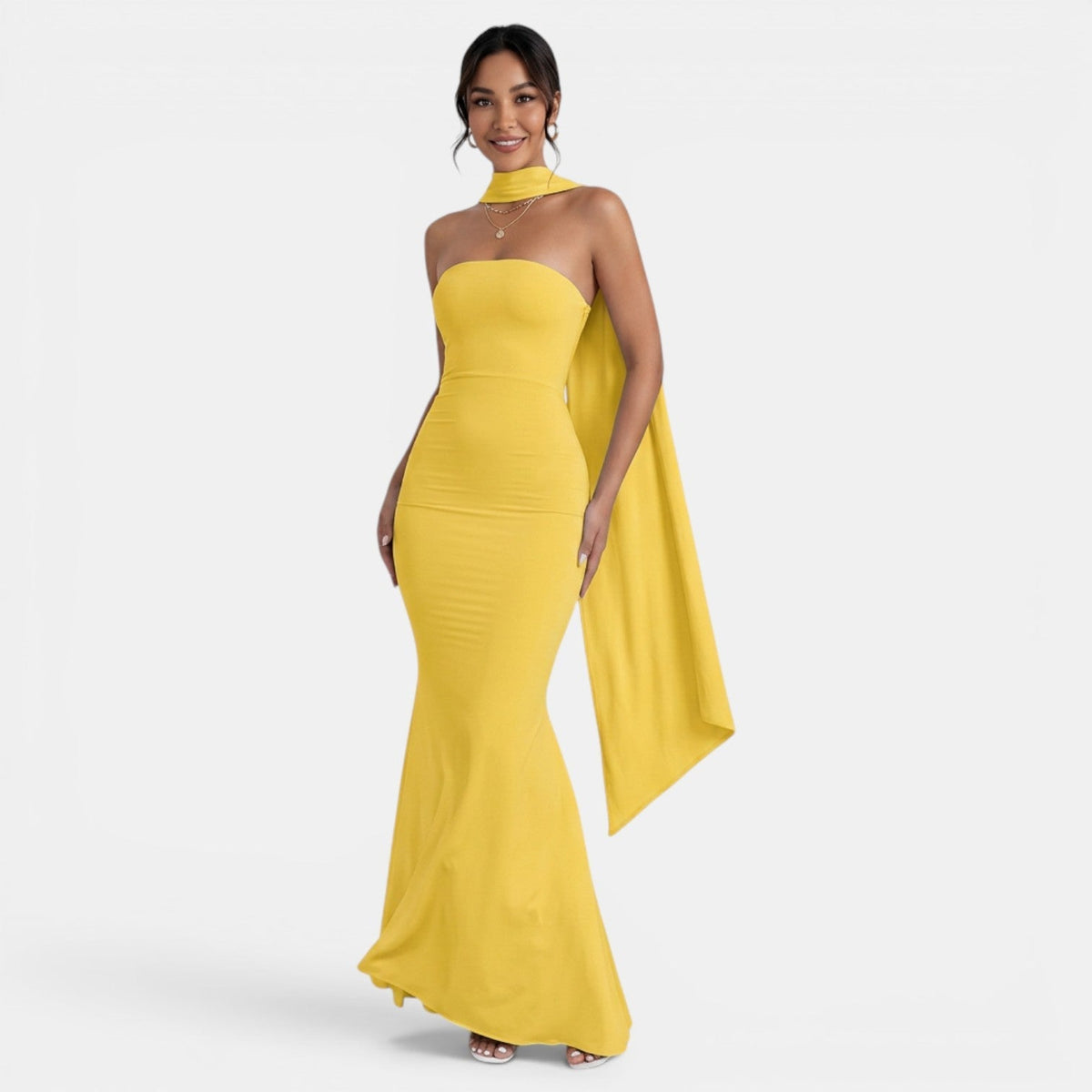 Refinado vestido largo de fiesta de invitada de boda con corte sirena y cuello halter | Maxi
