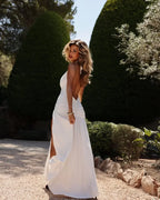 Estiloso vestido largo blanco de invitada de boda con espalda descubierta y abertura lateral | Maxi