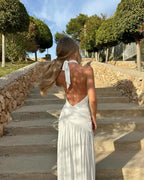 Estiloso vestido largo blanco de invitada de boda con espalda descubierta y abertura lateral | Maxi