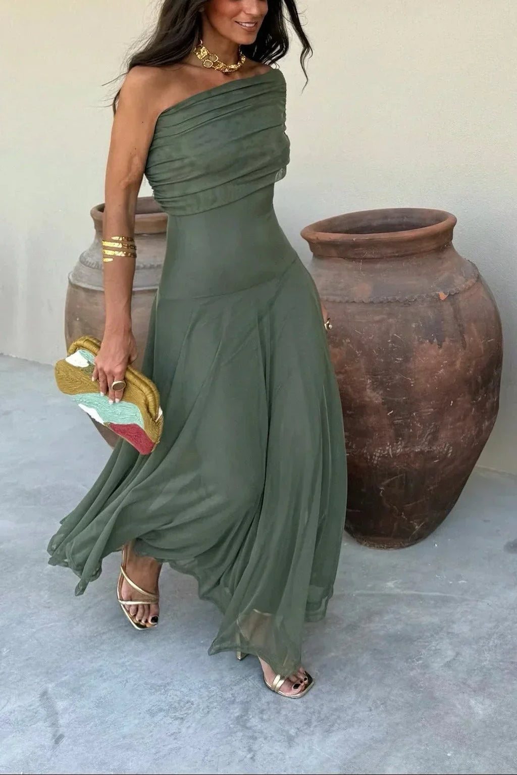 Estiloso vestido largo drapeado de invitada de boda de un solo hombro verde | Maxi