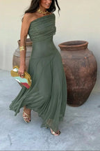 Estiloso vestido largo drapeado de invitada de boda de un solo hombro verde | Maxi
