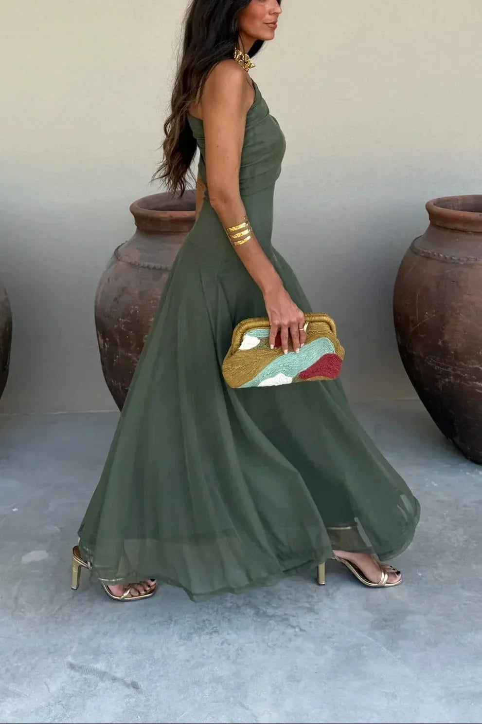 Estiloso vestido largo drapeado de invitada de boda de un solo hombro verde | Maxi