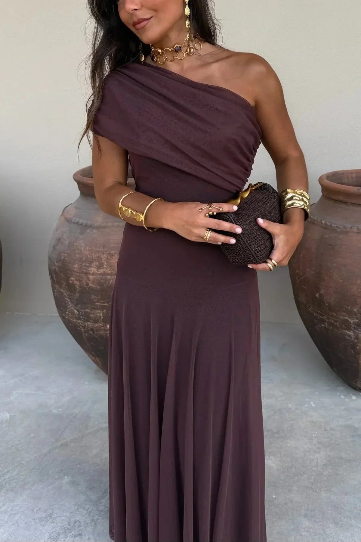 Elegante vestido largo plisado de invitada de boda con un solo hombro | Maxi