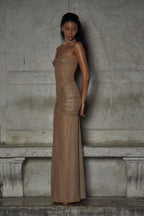 Refinado vestido largo beige palabra de honor de invitada de boda con acabado brillante y plisado | Maxi