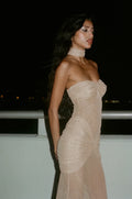 Refinado vestido largo beige palabra de honor de invitada de boda con acabado brillante y plisado | Maxi
