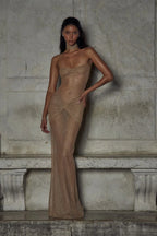 Refinado vestido largo beige palabra de honor de invitada de boda con acabado brillante y plisado | Maxi