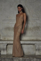 Refinado vestido largo beige palabra de honor de invitada de boda con acabado brillante y plisado | Maxi