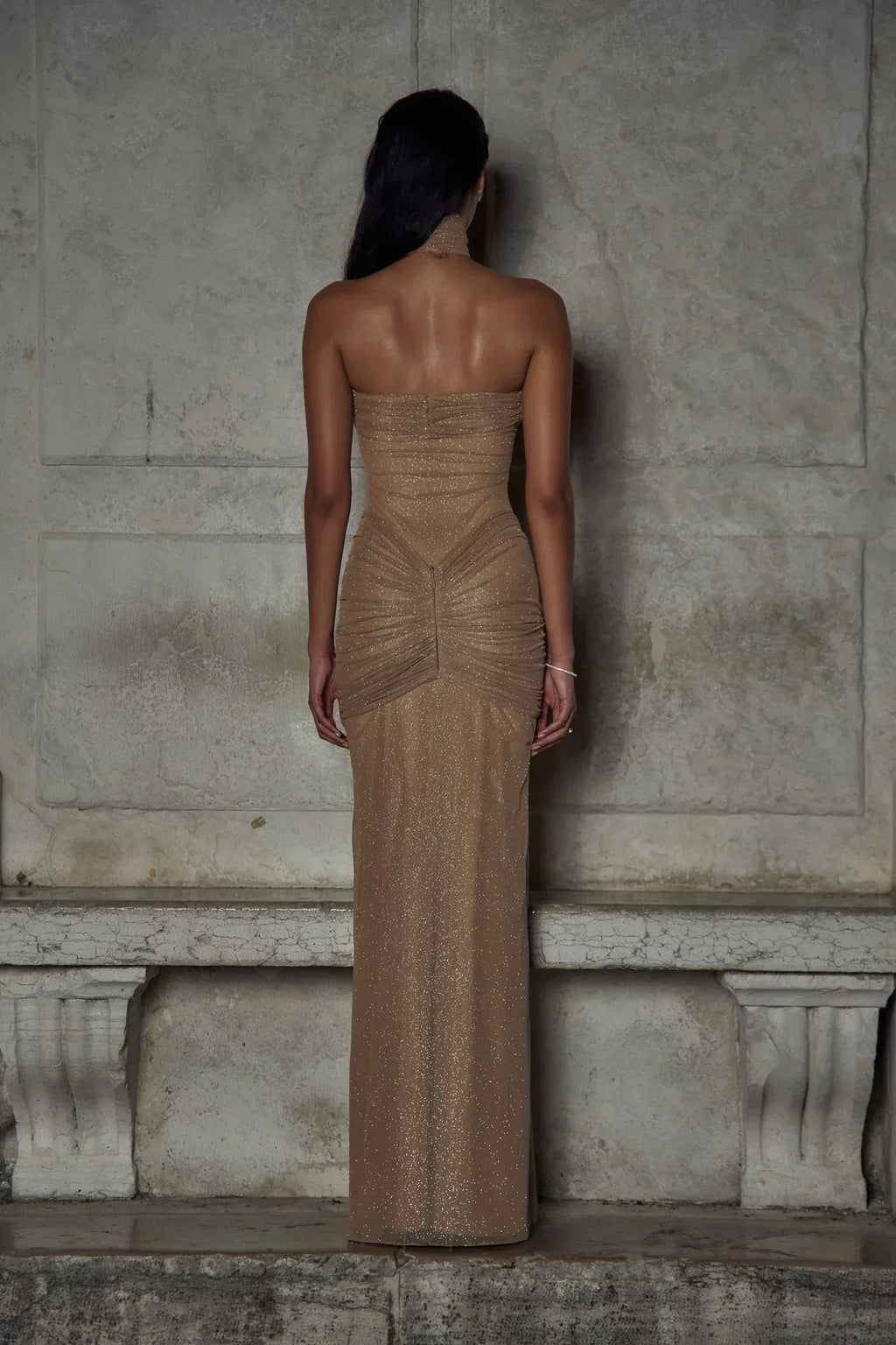 Refinado vestido largo beige palabra de honor de invitada de boda con acabado brillante y plisado | Maxi