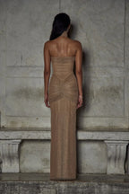 Refinado vestido largo beige palabra de honor de invitada de boda con acabado brillante y plisado | Maxi