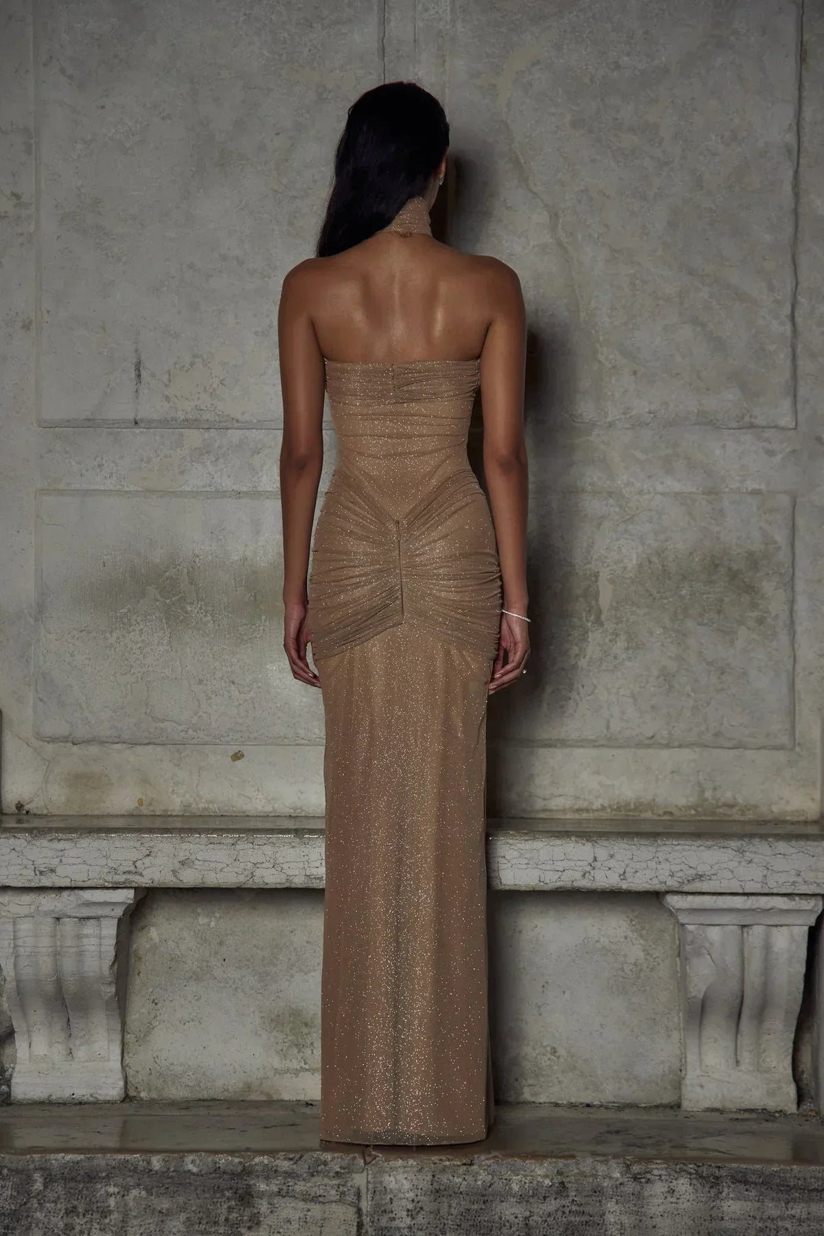 Refinado vestido largo beige palabra de honor de invitada de boda con acabado brillante y plisado | Maxi