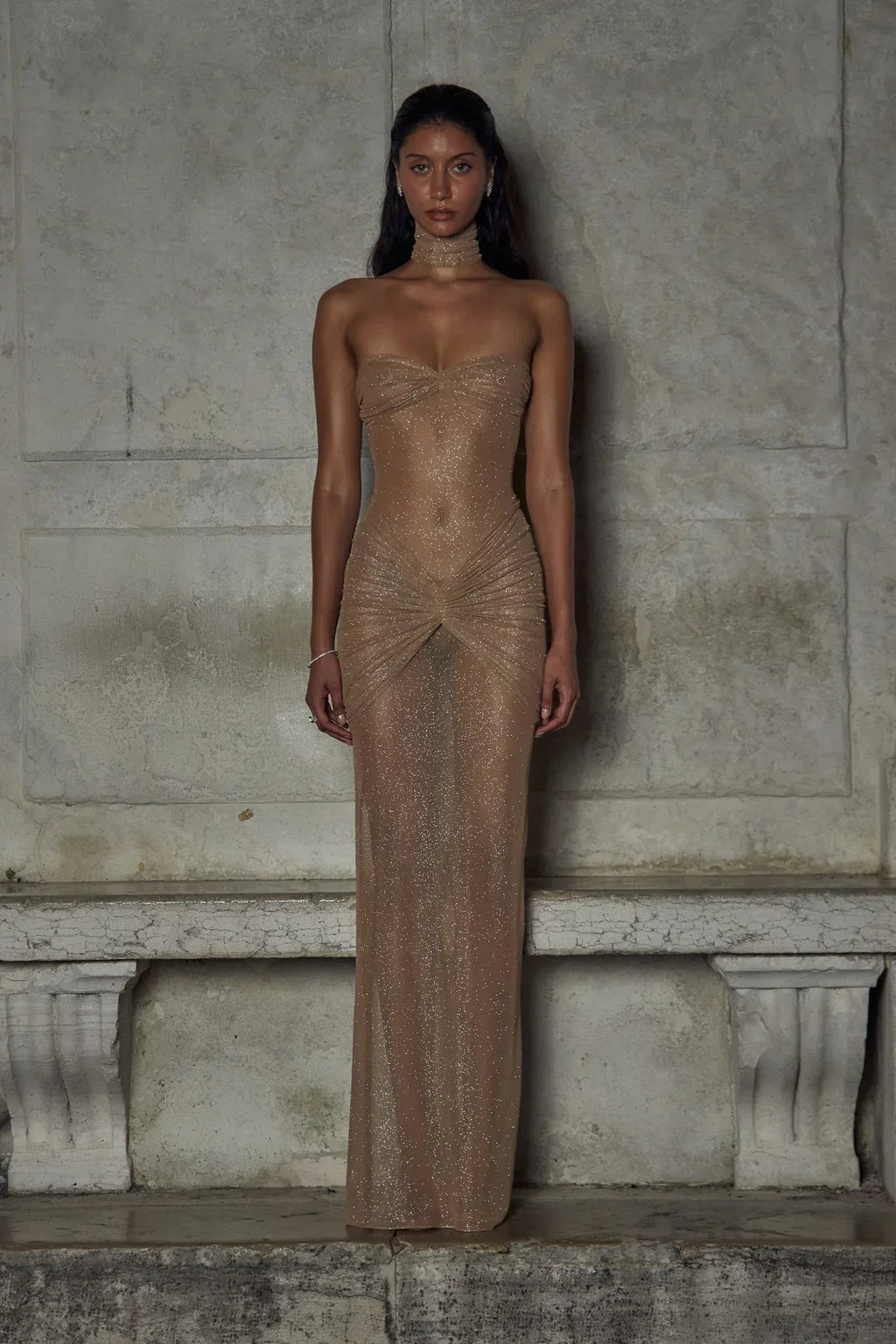 Refinado vestido largo beige palabra de honor de invitada de boda con acabado brillante y plisado | Maxi