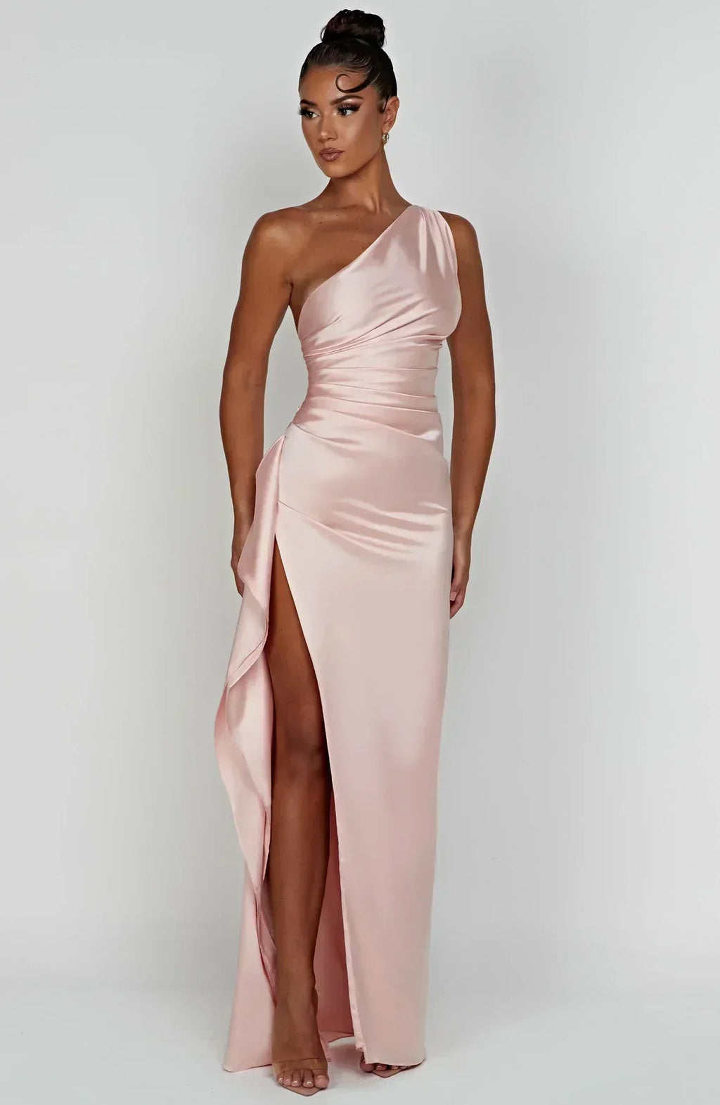 Refinado vestido largo asimétrico de invitada de boda con abertura elegante | Maxi