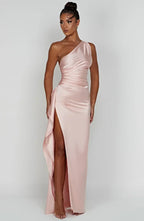 Refinado vestido largo asimétrico de invitada de boda con abertura elegante | Maxi