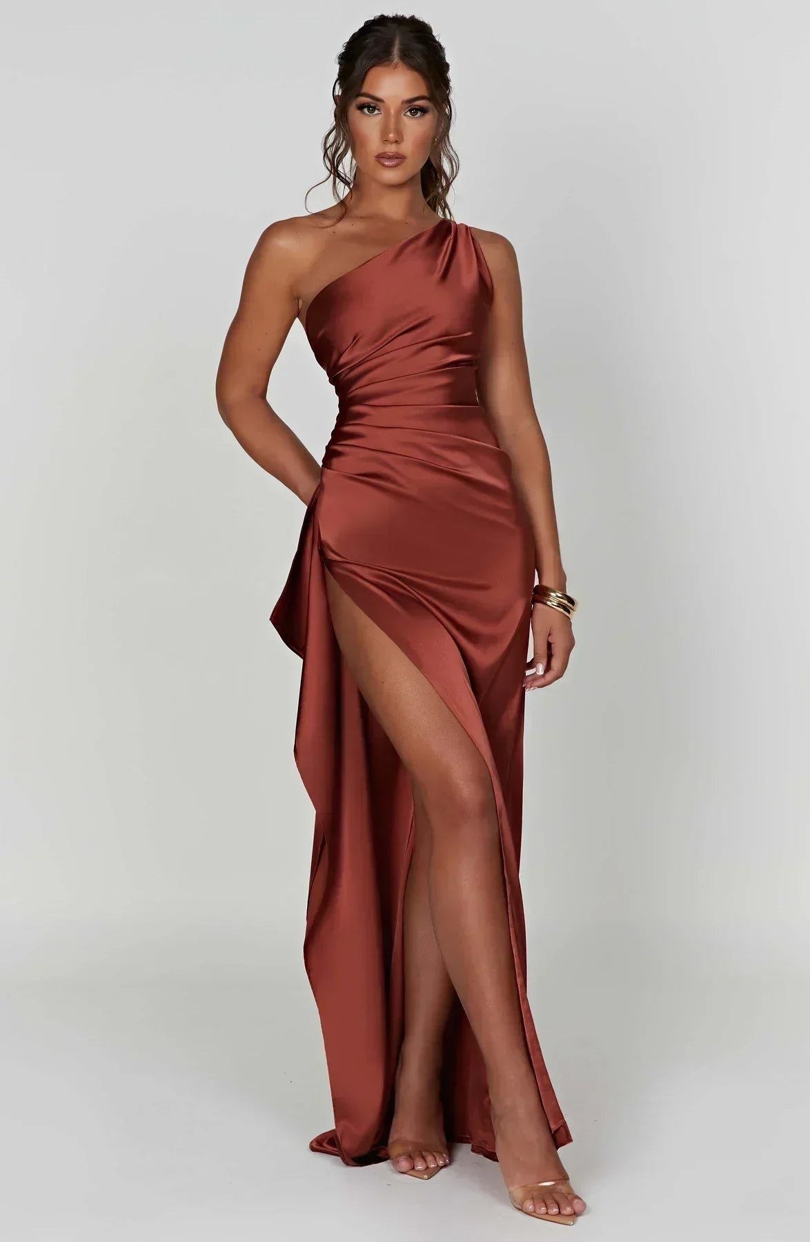 Refinado vestido largo asimétrico de invitada de boda con abertura elegante | Maxi
