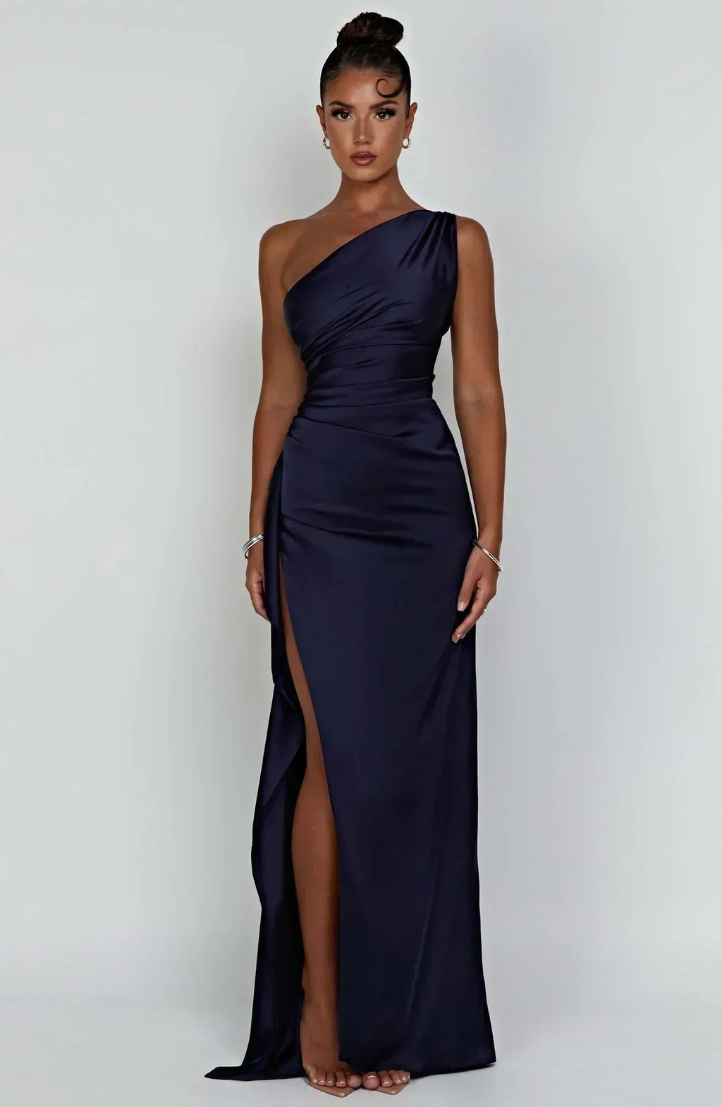 Refinado vestido largo asimétrico de invitada de boda con abertura elegante | Maxi