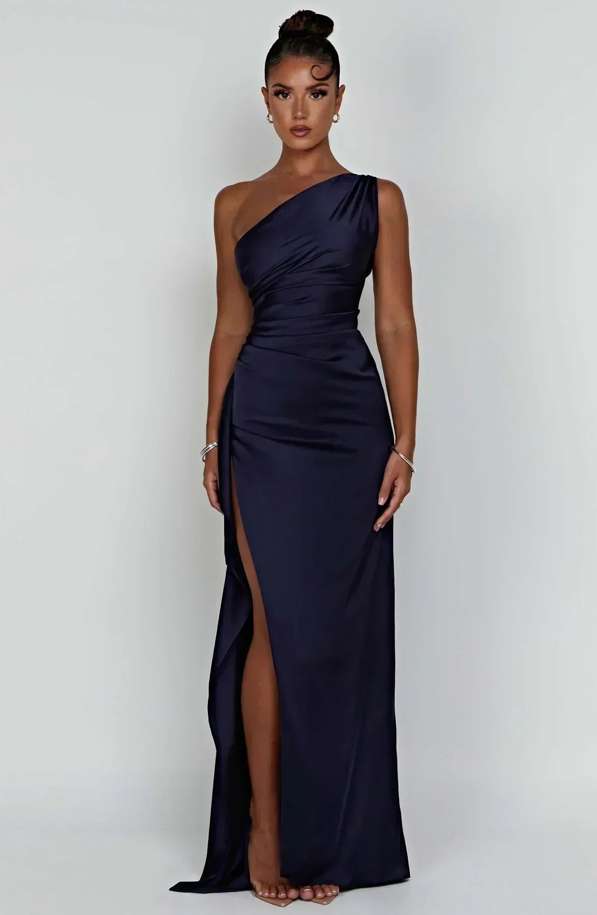 Refinado vestido largo asimétrico de invitada de boda con abertura elegante | Maxi