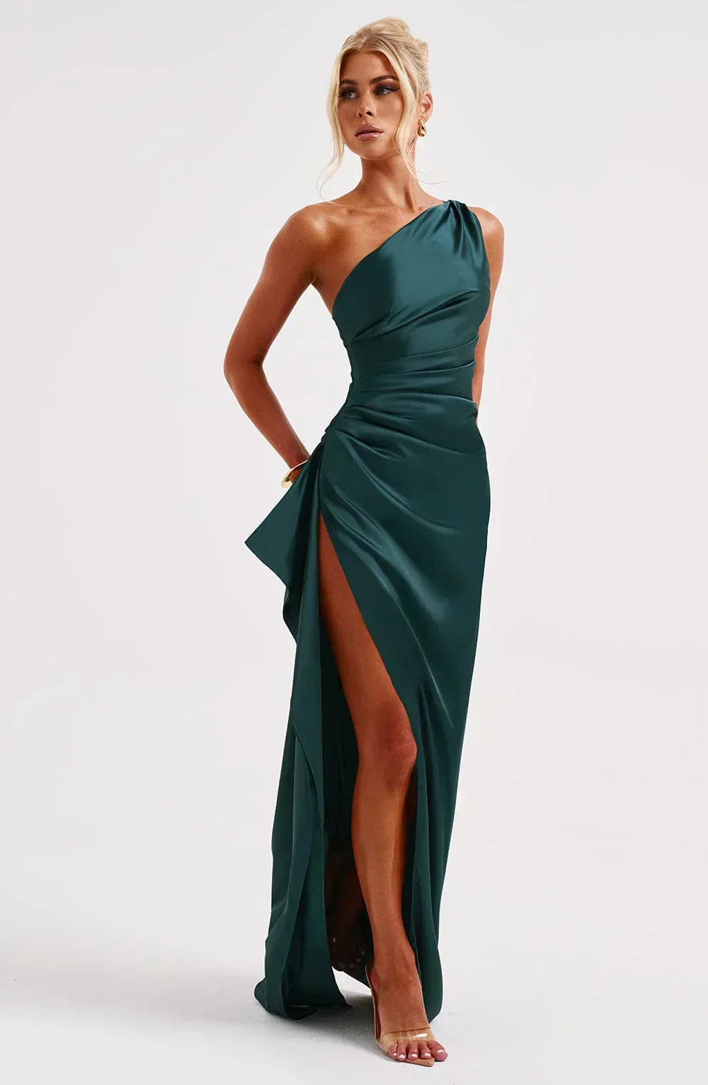 Refinado vestido largo asimétrico de invitada de boda con abertura elegante | Maxi