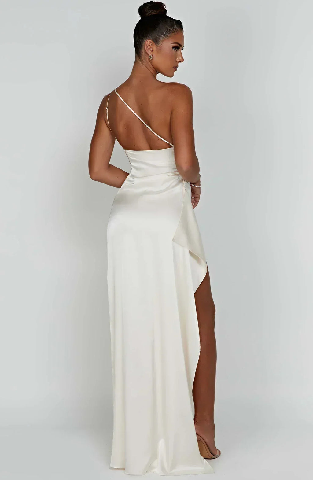 Refinado vestido largo asimétrico de invitada de boda con abertura elegante | Maxi