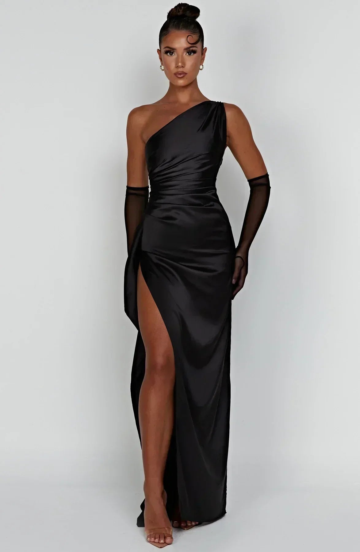 Refinado vestido largo asimétrico de invitada de boda con abertura elegante | Maxi