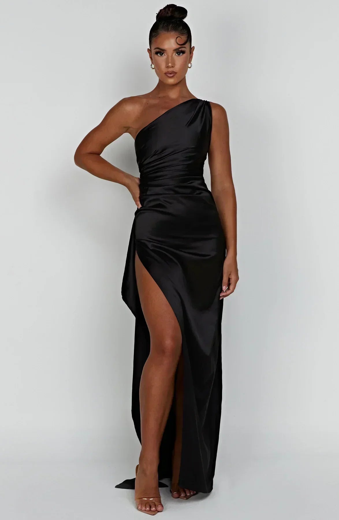 Refinado vestido largo asimétrico de invitada de boda con abertura elegante | Maxi