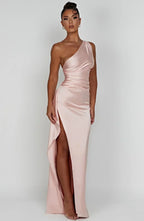 Refinado vestido largo asimétrico de invitada de boda con abertura elegante | Maxi