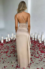 Refinado vestido largo asimétrico de invitada de boda con abertura elegante | Maxi