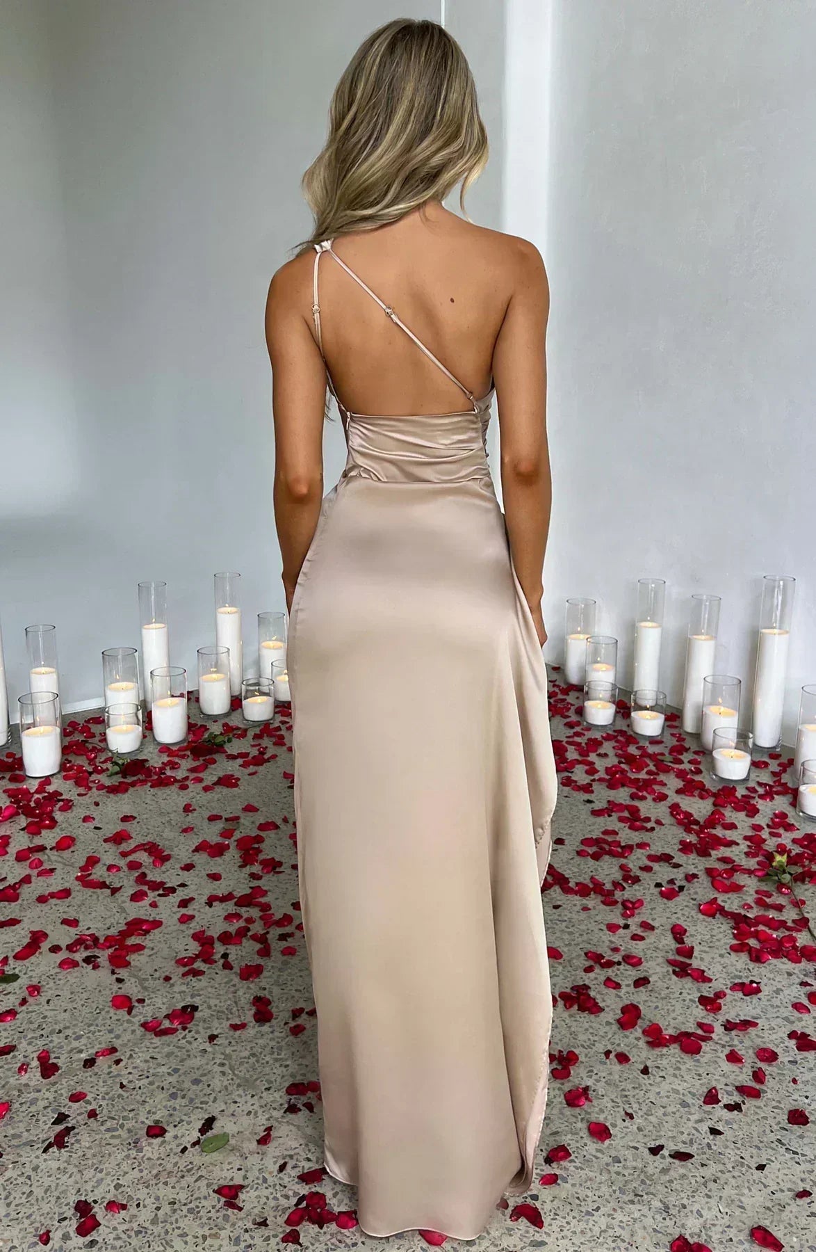 Refinado vestido largo asimétrico de invitada de boda con abertura elegante | Maxi